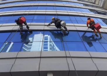 تنظيف زجاج باستخدام المعدات الحديثة